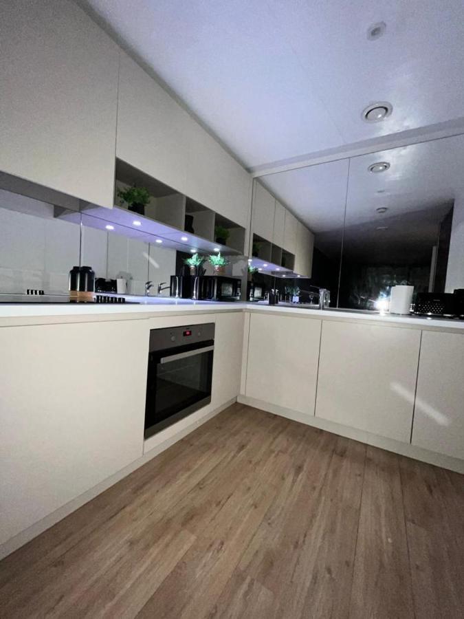 Luxurious Dlr Apartment Londra Dış mekan fotoğraf