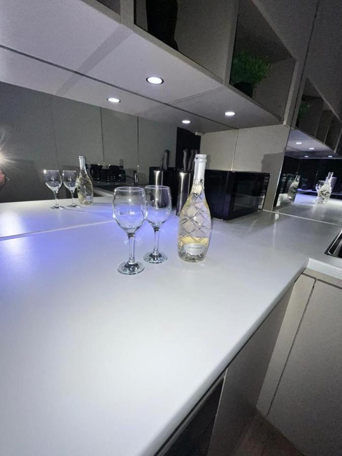 Luxurious Dlr Apartment Londra Dış mekan fotoğraf